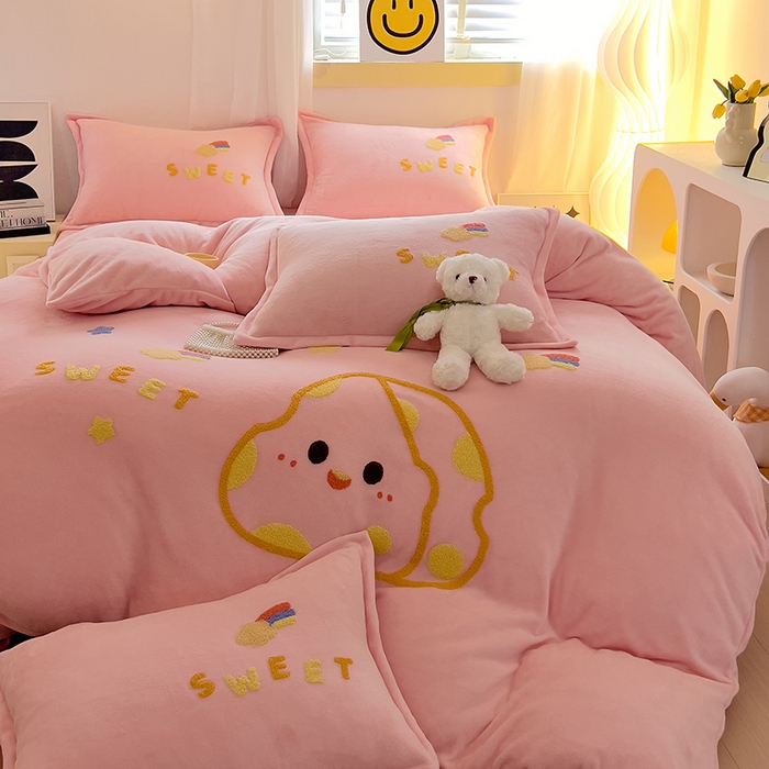 91家纺网 家纺一手货源 找家纺 凡客家居 2023新款毛巾绣牛奶绒四件套 优漫-粉