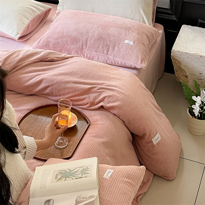 91家纺网 家纺一手货源 找家纺 时光里 2023新款全消光华夫格绒-单被套 浪漫粉
