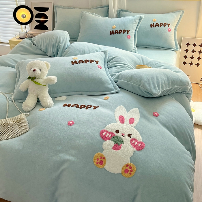 91家纺网 家纺一手货源 找家纺 凡客家居 2023新款毛巾绣牛奶绒四件套 快乐兔-水蓝