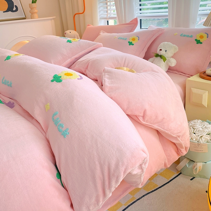 91家纺网 家纺一手货源 找家纺 凡客家居 2023新款毛巾绣牛奶绒四件套 郁金香-粉