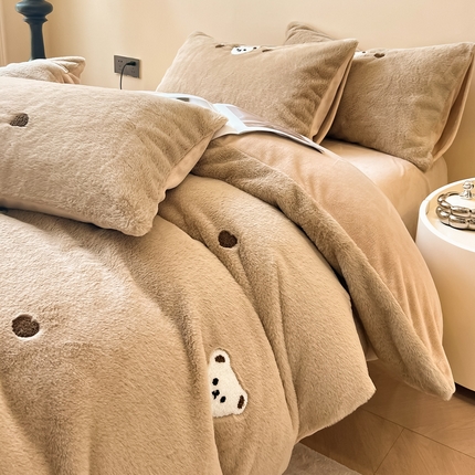 91家纺网 家纺一手货源 找家纺 懒猫家纺 2024新款兔毛绒毛巾绣四件套 元气小熊-饼干咖