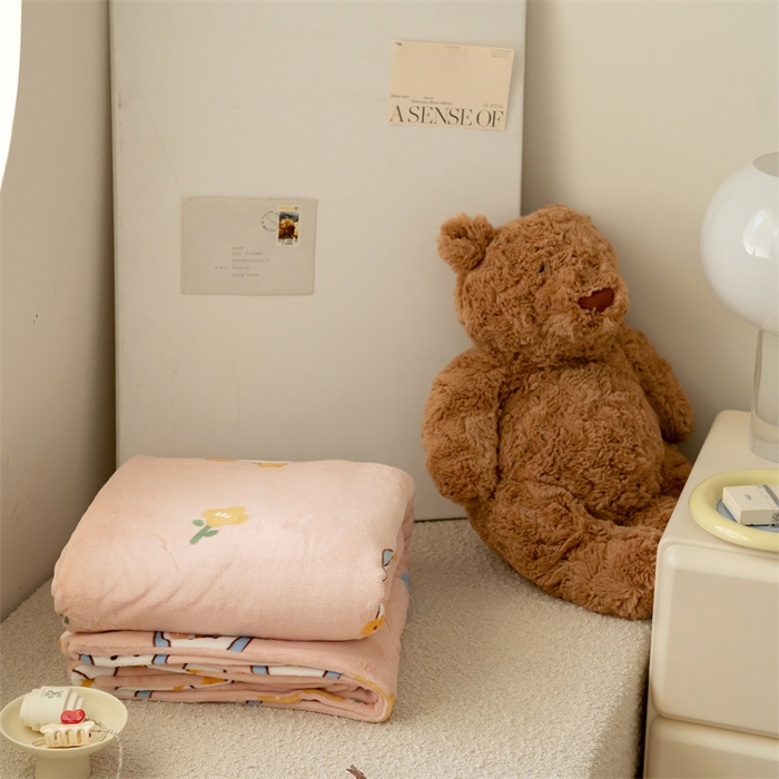 91家纺网 家纺一手货源 找家纺 时光里 2023新款全消光加厚牛奶绒印花单被套 顽皮鸭-粉