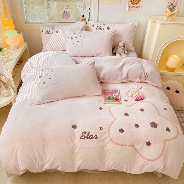 91家纺网 家纺一手货源 找家纺 川悦生活 2023新款牛奶绒毛巾绣绣花四件套 粉色星空