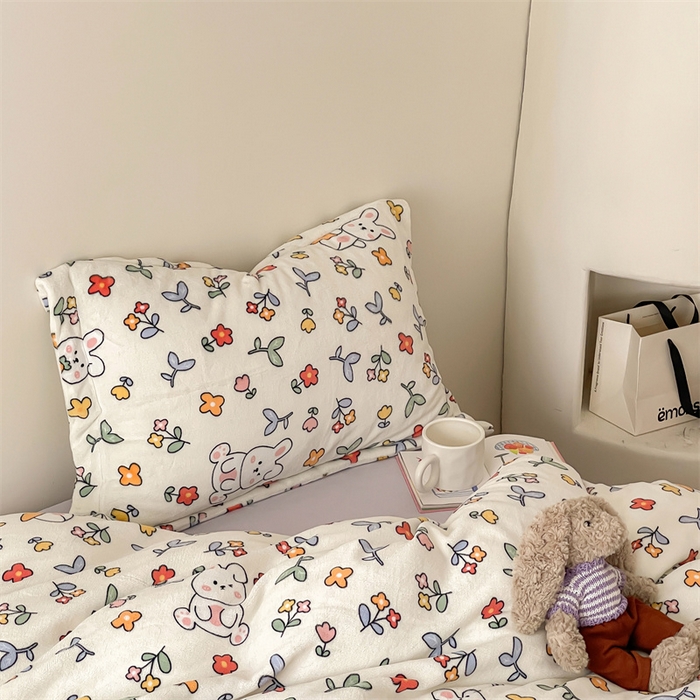 91家纺网 家纺一手货源 找家纺 时光里 2023新款全消光加厚牛奶绒印花单品单枕套 花间萌兔