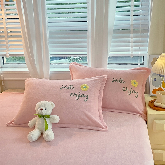 91家纺网 家纺一手货源 找家纺 凡客家居 2023新款毛巾绣牛奶绒四件套 伊莲娜-粉