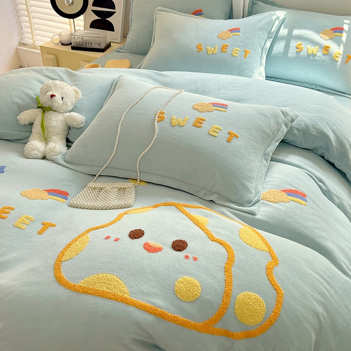 91家纺网 家纺一手货源 找家纺 凡客家居 2023新款毛巾绣牛奶绒四件套 优漫-水蓝