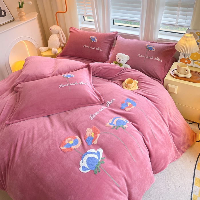 91家纺网 家纺一手货源 找家纺 凡客家居 2023新款毛巾绣牛奶绒四件套 爱丽丝-豆沙