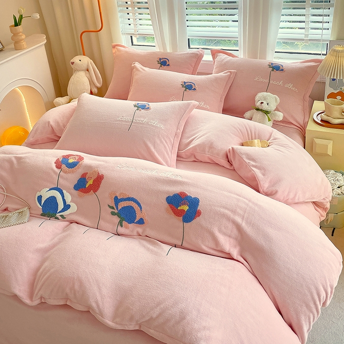 91家纺网 家纺一手货源 找家纺 凡客家居 2023新款毛巾绣牛奶绒四件套 爱丽丝-粉