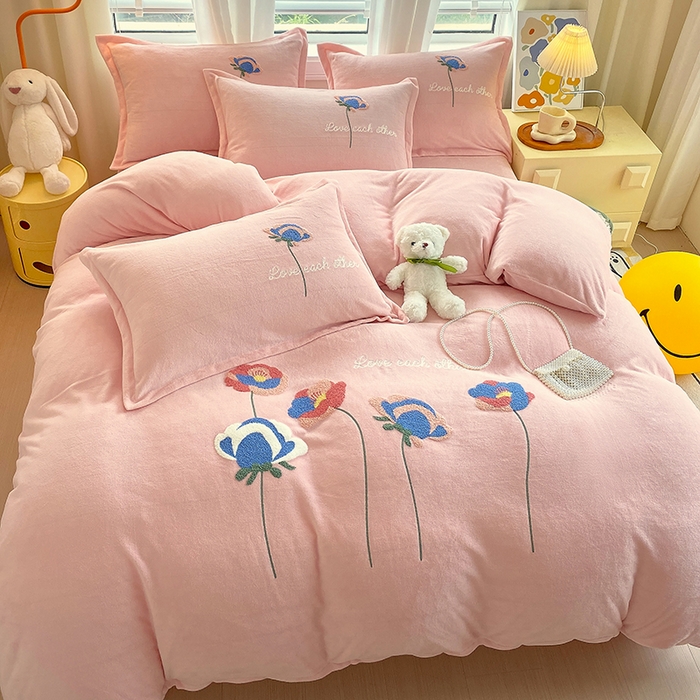 91家纺网 家纺一手货源 找家纺 凡客家居 2023新款毛巾绣牛奶绒四件套 爱丽丝-粉