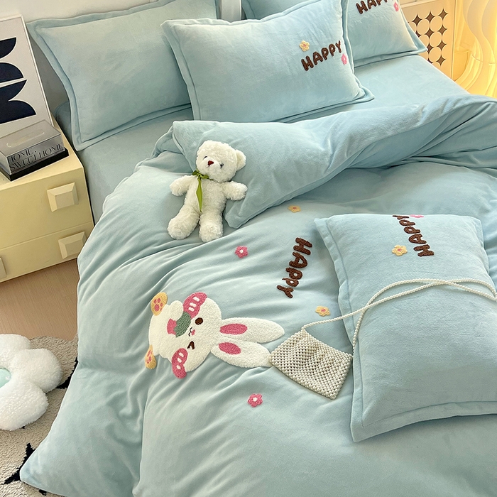 91家纺网 家纺一手货源 找家纺 凡客家居 2023新款毛巾绣牛奶绒四件套 快乐兔-水蓝