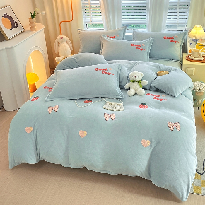 91家纺网 家纺一手货源 找家纺 凡客家居 2023新款毛巾绣牛奶绒四件套 初妍-水蓝