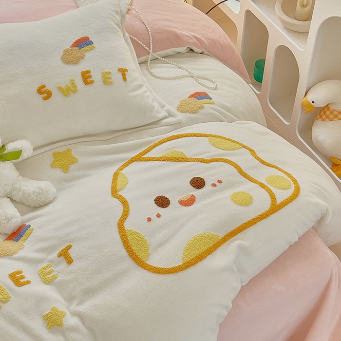 91家纺网 家纺一手货源 找家纺 凡客家居 2023新款毛巾绣牛奶绒四件套 优漫-米白