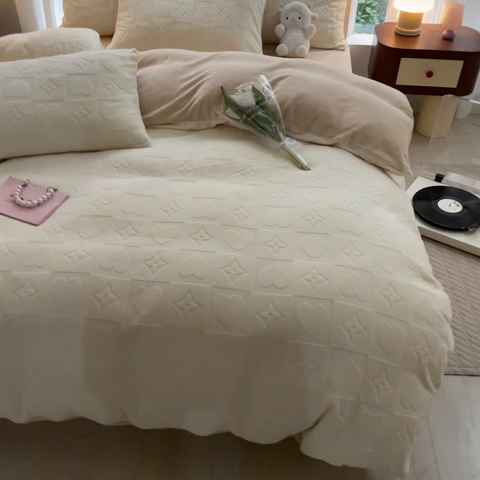 91家纺网 家纺一手货源 找家纺 蜜柚 2024新款全消光200克牛奶绒温柔治愈系奶油风雕花烂花极简牛奶绒四件套 依恋-奶驼