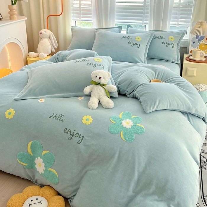 91家纺网 家纺一手货源 找家纺 凡客家居 2023新款毛巾绣牛奶绒四件套 伊莲娜-水蓝