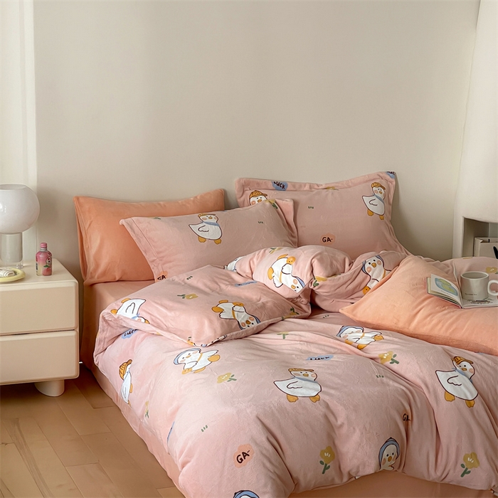 91家纺网 家纺一手货源 找家纺 时光里 2023新款全消光加厚牛奶绒印花单被套 顽皮鸭-粉
