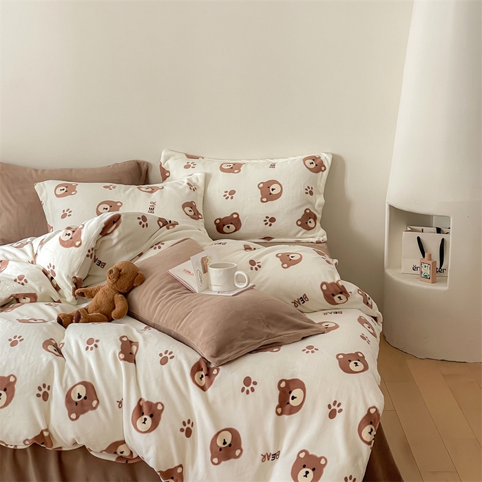 91家纺网 家纺一手货源 找家纺 时光里 2023新款全消光加厚牛奶绒印花单被套 可爱熊