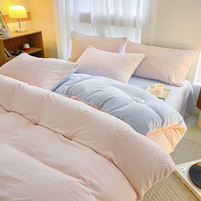91家纺网 家纺一手货源 找家纺 蜜柚 2024新款全消光200克牛奶绒温柔治愈系奶油风雕花烂花极简牛奶绒四件套 初见-粉蓝