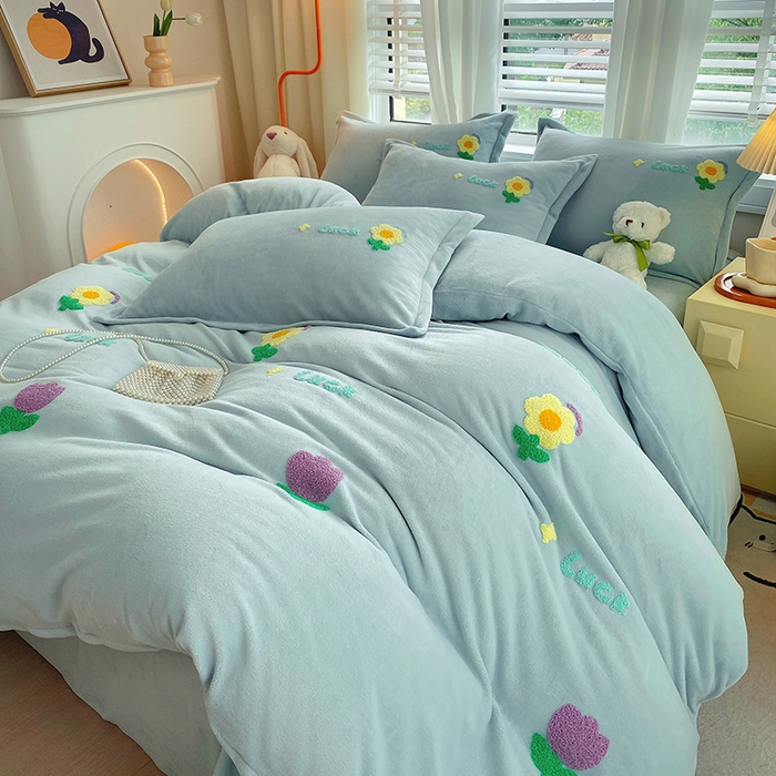 91家纺网 家纺一手货源 找家纺 凡客家居 2023新款毛巾绣牛奶绒四件套 郁金香-水蓝