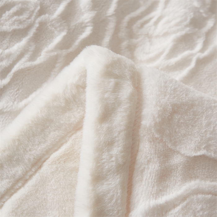 91家纺网 家纺一手货源 找家纺 凯轩毛毛毯毯子网销专供 23新款仿皮草提花毛毯毯子 恋爱白