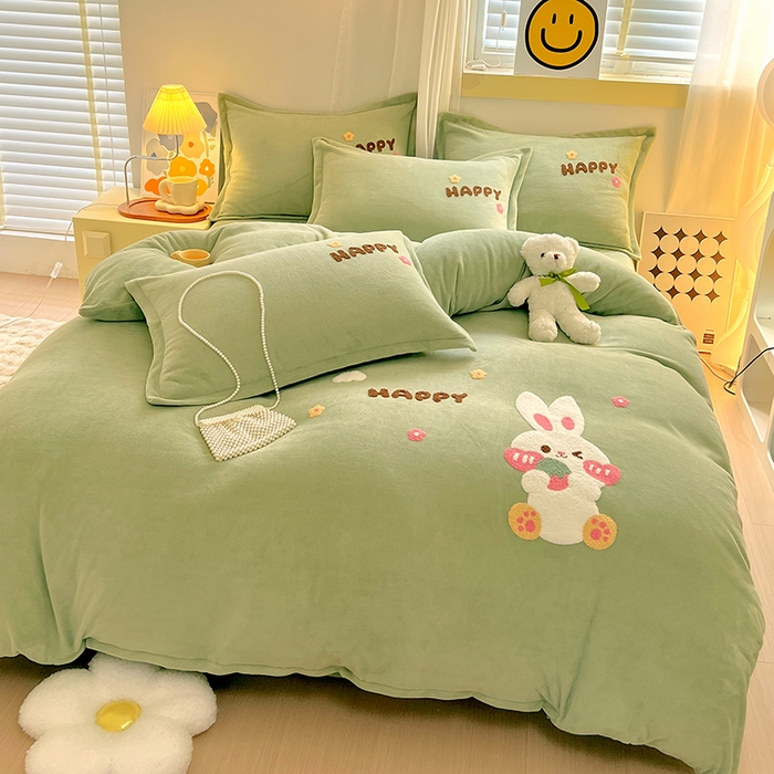 91家纺网 家纺一手货源 找家纺 凡客家居 2023新款毛巾绣牛奶绒四件套 快乐兔-绿