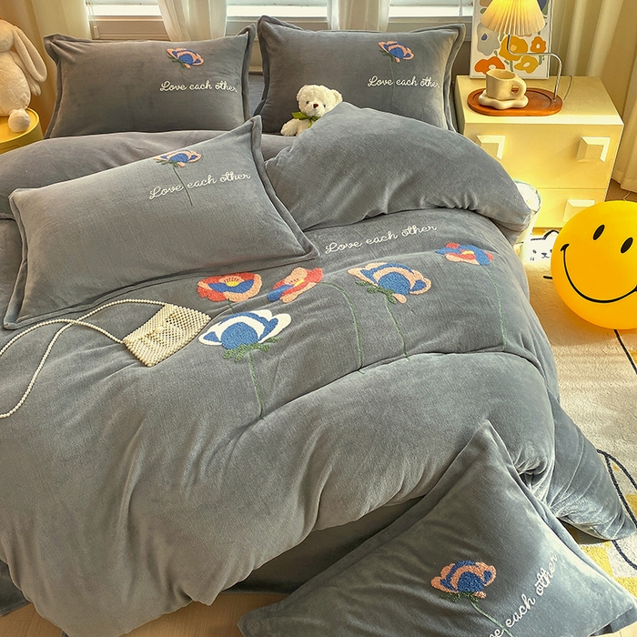 91家纺网 家纺一手货源 找家纺 凡客家居 2023新款毛巾绣牛奶绒四件套 爱丽丝-灰