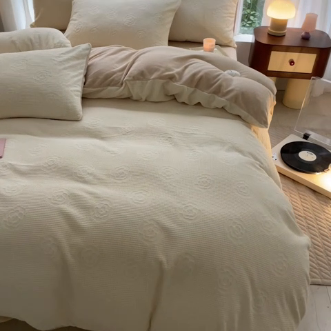 91家纺网 家纺一手货源 找家纺 蜜柚2024新款全消光200克牛奶绒温柔治愈系奶油风雕花烂花极简牛奶绒四件套 繁花-奶驼