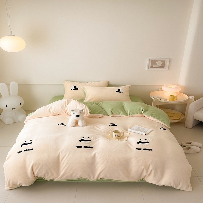 91家纺网 家纺一手货源 找家纺 沐棉 2023新款高克重牛奶绒毛巾绣四件套 熊猫-米