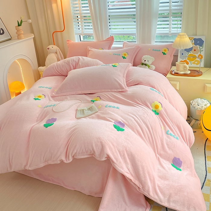 91家纺网 家纺一手货源 找家纺 凡客家居 2023新款毛巾绣牛奶绒四件套 郁金香-粉