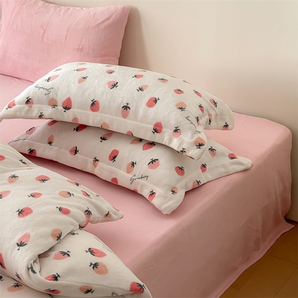 91家纺网 家纺一手货源 找家纺 时光里 2023新款全消光加厚牛奶绒印花单品单枕套 小草莓