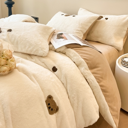 91家纺网 家纺一手货源 找家纺 懒猫家纺 2024新款兔毛绒毛巾绣四件套 元气小熊-奶盖白