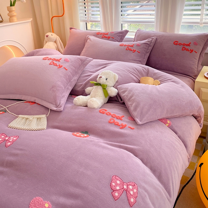 91家纺网 家纺一手货源 找家纺 凡客家居 2023新款毛巾绣牛奶绒四件套 初妍-紫