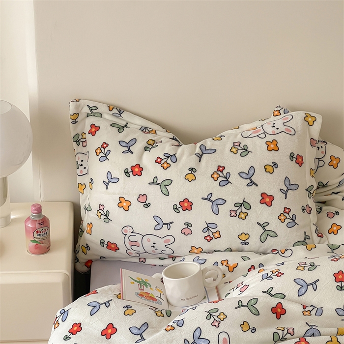 91家纺网 家纺一手货源 找家纺 时光里 2023新款全消光加厚牛奶绒印花单品单枕套 花间萌兔