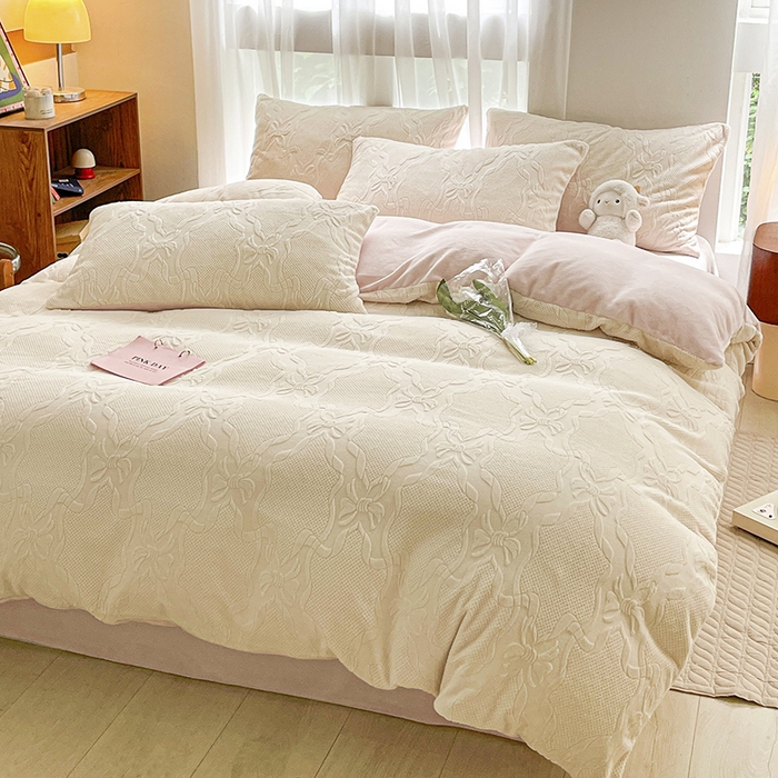 91家纺网 家纺一手货源 找家纺 蜜柚2024新款全消光200克牛奶绒温柔治愈系奶油风雕花烂花极简牛奶绒四件套 初见-粉白