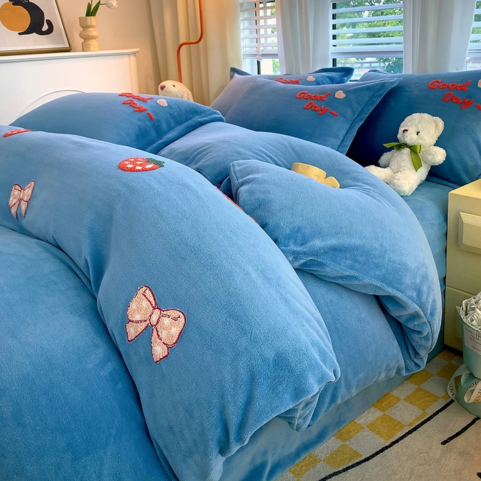 91家纺网 家纺一手货源 找家纺 凡客家居 2023新款毛巾绣牛奶绒四件套 初妍-蓝