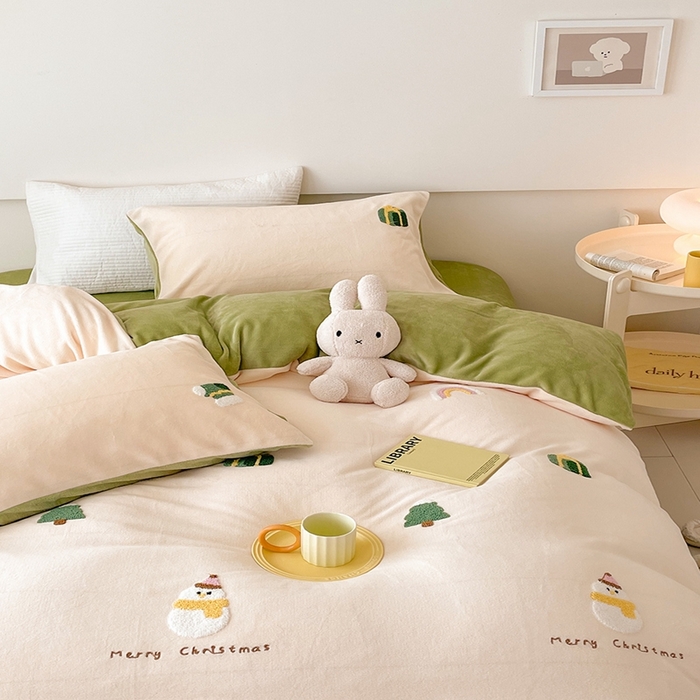 91家纺网 家纺一手货源 找家纺 沐棉 2023新款高克重牛奶绒毛巾绣四件套 快乐圣诞-米