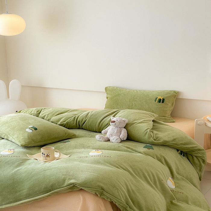 91家纺网 家纺一手货源 找家纺 沐棉 2023新款高克重牛奶绒毛巾绣四件套 快乐圣诞-绿