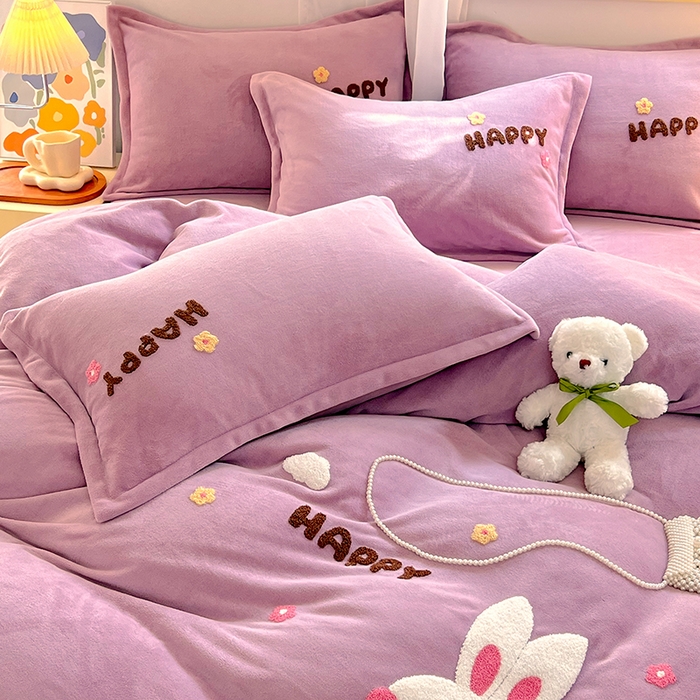 91家纺网 家纺一手货源 找家纺 凡客家居 2023新款毛巾绣牛奶绒四件套 快乐兔-豆沙