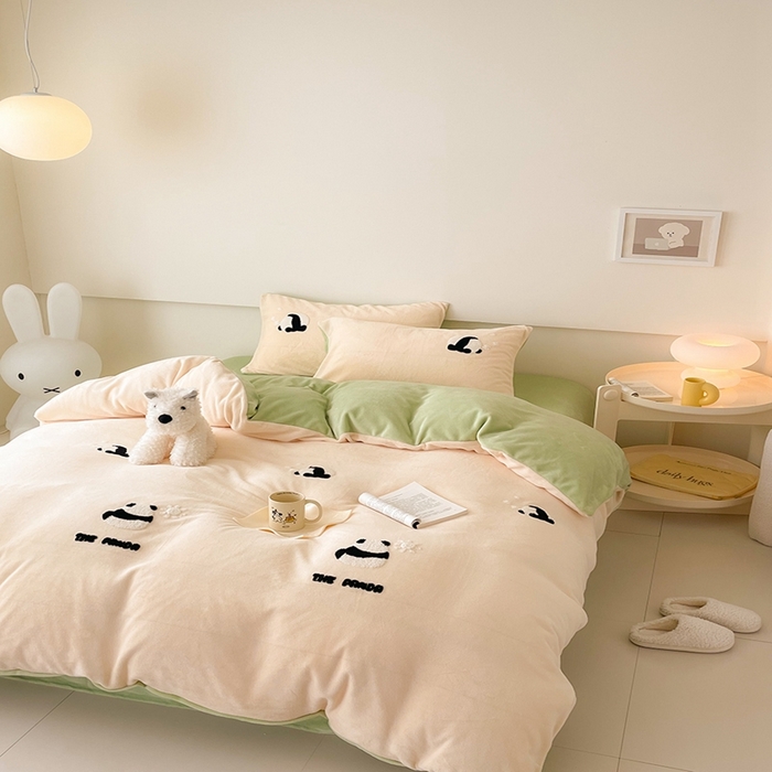 91家纺网 家纺一手货源 找家纺 沐棉 2023新款高克重牛奶绒毛巾绣四件套 熊猫-米