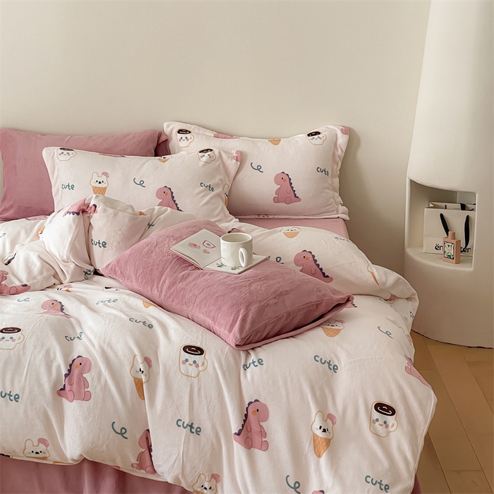 91家纺网 家纺一手货源 找家纺 时光里 2023新款全消光加厚牛奶绒印花单被套 恐龙宝宝-粉