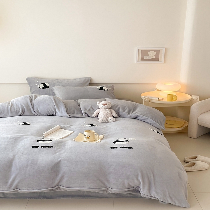 91家纺网 家纺一手货源 找家纺 沐棉 2023新款高克重牛奶绒毛巾绣四件套 熊猫-灰