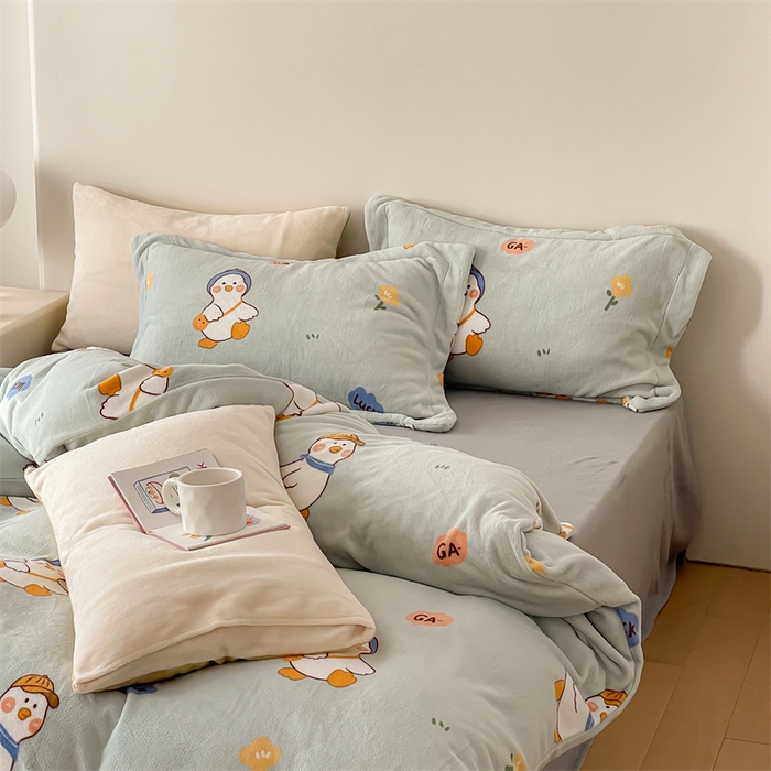 91家纺网 家纺一手货源 找家纺 时光里 2023新款全消光加厚牛奶绒印花单被套 顽皮鸭-蓝