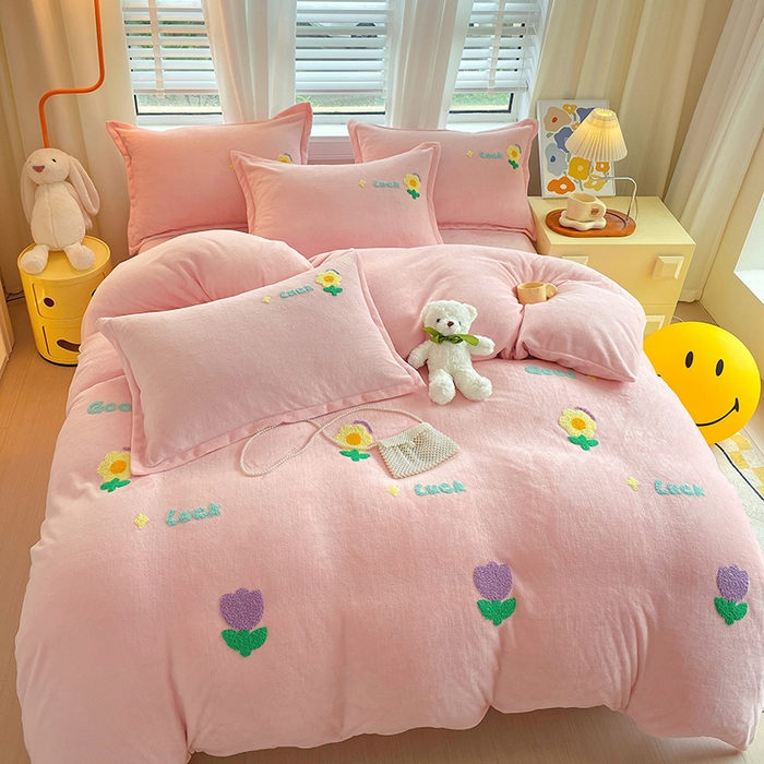 91家纺网 家纺一手货源 找家纺 凡客家居 2023新款毛巾绣牛奶绒四件套 郁金香-粉