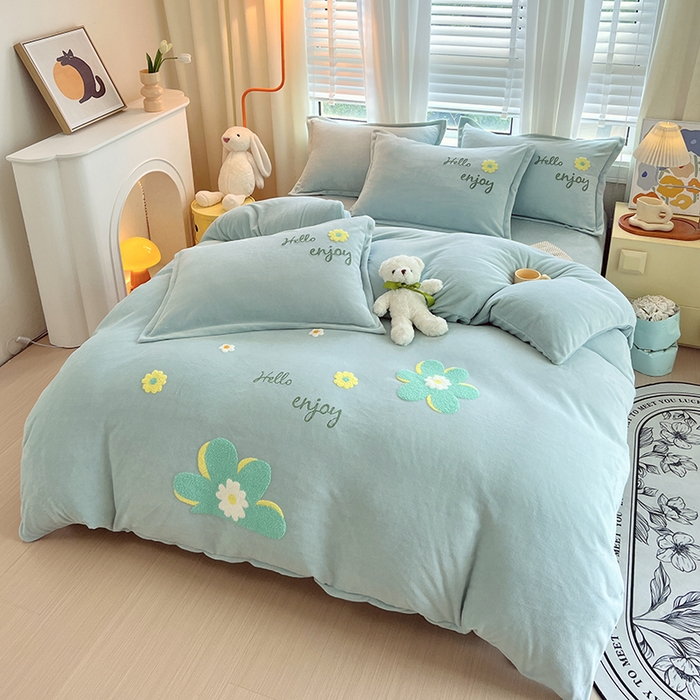 91家纺网 家纺一手货源 找家纺 凡客家居 2023新款毛巾绣牛奶绒四件套 伊莲娜-水蓝