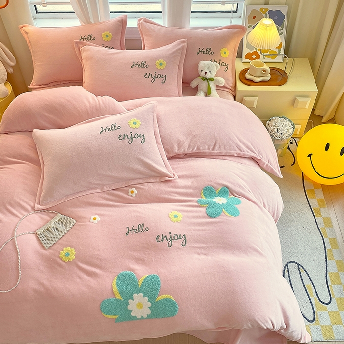 91家纺网 家纺一手货源 找家纺 凡客家居 2023新款毛巾绣牛奶绒四件套 伊莲娜-粉