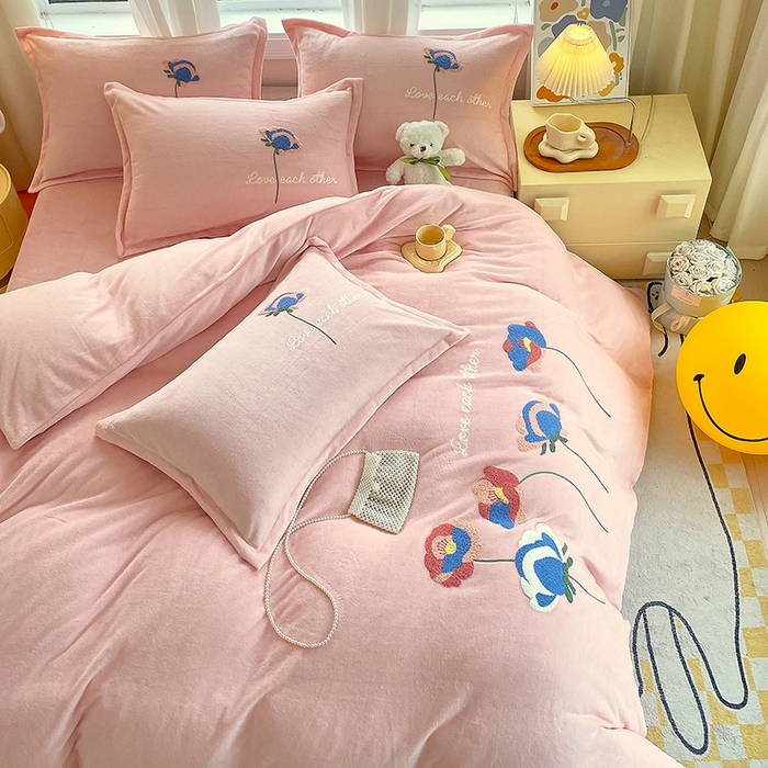 91家纺网 家纺一手货源 找家纺 凡客家居 2023新款毛巾绣牛奶绒四件套 爱丽丝-粉