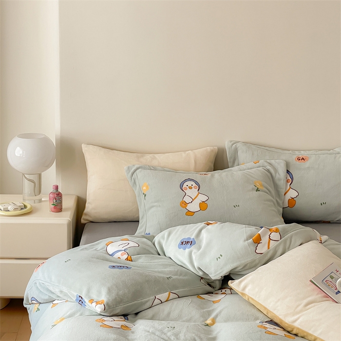 91家纺网 家纺一手货源 找家纺 时光里 2023新款全消光加厚牛奶绒印花单被套 顽皮鸭-蓝