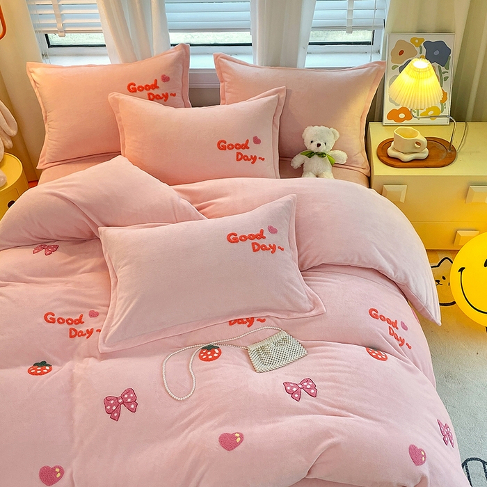 91家纺网 家纺一手货源 找家纺 凡客家居 2023新款毛巾绣牛奶绒四件套 初妍-粉