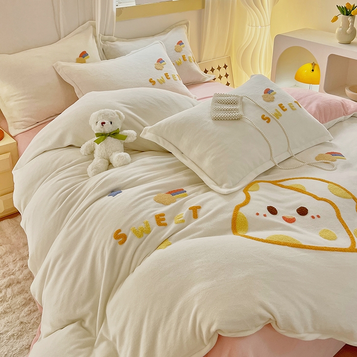 91家纺网 家纺一手货源 找家纺 凡客家居 2023新款毛巾绣牛奶绒四件套 优漫-米白