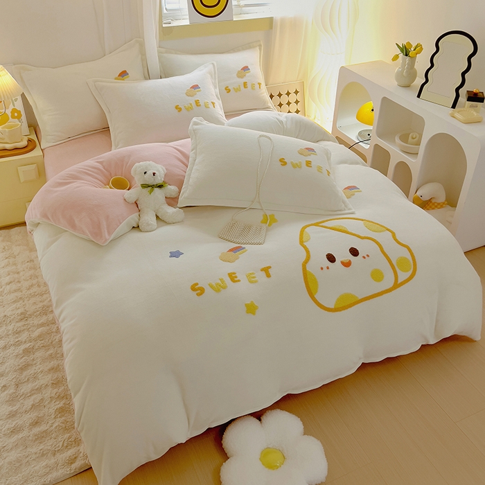 91家纺网 家纺一手货源 找家纺 凡客家居 2023新款毛巾绣牛奶绒四件套 优漫-米白