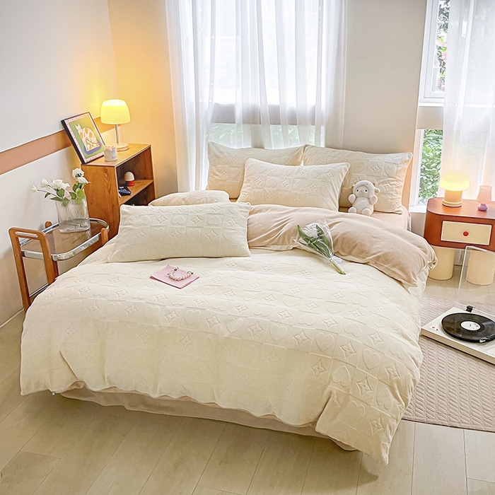 91家纺网 家纺一手货源 找家纺 蜜柚 2024新款全消光200克牛奶绒温柔治愈系奶油风雕花烂花极简牛奶绒四件套 依恋-奶驼